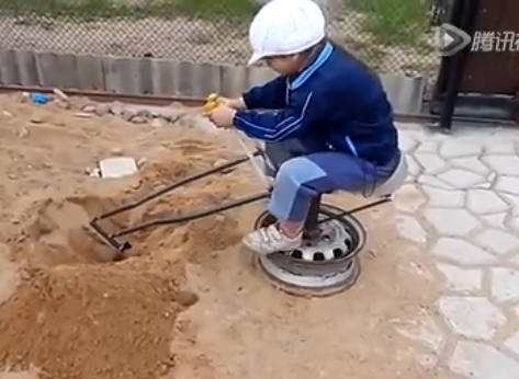 从小就得培养孩子使用挖掘机