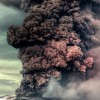 火山冒着滚滚浓烟
