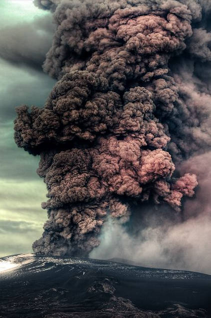 火山冒着滚滚浓烟